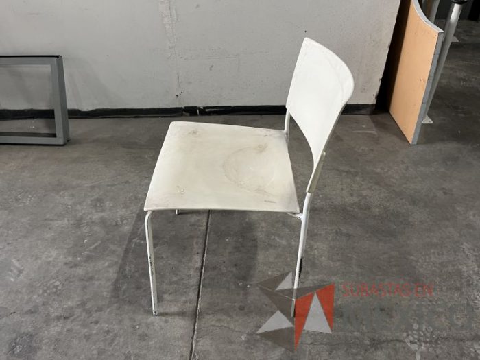 Lote 004 - 5 Sillas fijas, asiento y respaldo en plástico color blanco - Imagen 5
