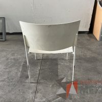 Lote 004 - 5 Sillas fijas, asiento y respaldo en plástico color blanco - Imagen 6