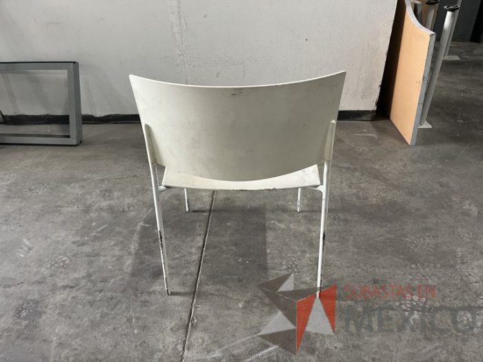 Lote 004 - 5 Sillas fijas, asiento y respaldo en plástico color blanco - Imagen 6
