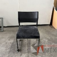 Lote 009 - Silla fija, asiento y respaldo en plástico color negro