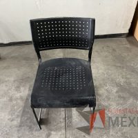 Lote 009 - Silla fija, asiento y respaldo en plástico color negro - Imagen 4