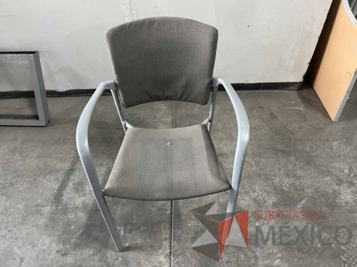 Lote 010 - 2 Sillas fijas, descansabrazos, asiento y respaldo en tela color café - Imagen 4