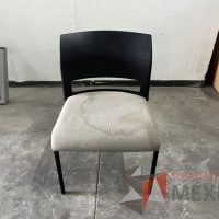 Lote 011 - 5 Sillas fijas, respaldo en plástico color negro y asiento en tela color verde
