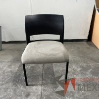 Lote 011 - 5 Sillas fijas, respaldo en plástico color negro y asiento en tela color verde - Imagen 3
