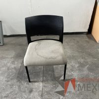 Lote 011 - 5 Sillas fijas, respaldo en plástico color negro y asiento en tela color verde - Imagen 4
