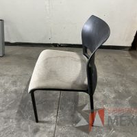 Lote 011 - 5 Sillas fijas, respaldo en plástico color negro y asiento en tela color verde - Imagen 5