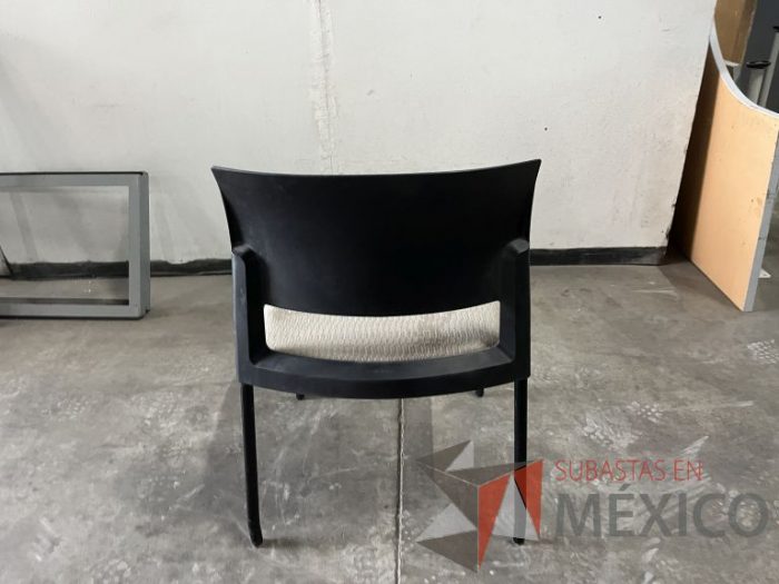 Lote 011 - 5 Sillas fijas, respaldo en plástico color negro y asiento en tela color verde - Imagen 8