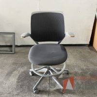 Lote 014 - Silla alta, descansapies, descansabrazos, respaldo en malla y asiento en tela color gris