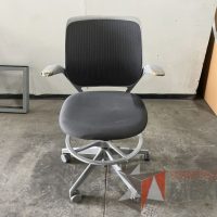 Lote 014 - Silla alta, descansapies, descansabrazos, respaldo en malla y asiento en tela color gris - Imagen 3