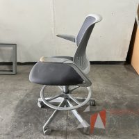 Lote 014 - Silla alta, descansapies, descansabrazos, respaldo en malla y asiento en tela color gris - Imagen 4