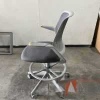 Lote 014 - Silla alta, descansapies, descansabrazos, respaldo en malla y asiento en tela color gris - Imagen 5