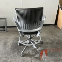 Lote 014 - Silla alta, descansapies, descansabrazos, respaldo en malla y asiento en tela color gris - Imagen 6