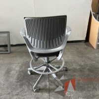 Lote 014 - Silla alta, descansapies, descansabrazos, respaldo en malla y asiento en tela color gris - Imagen 7