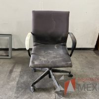 Lote 021 - Silla ejecutiva con ruedas, descansabrazos, asiento y respaldo en tela color gris