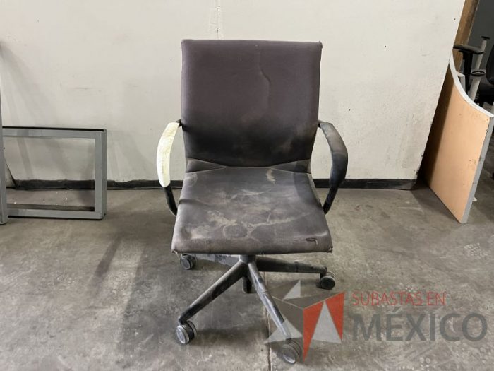 Lote 021 - Silla ejecutiva con ruedas, descansabrazos, asiento y respaldo en tela color gris