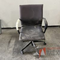 Lote 021 - Silla ejecutiva con ruedas, descansabrazos, asiento y respaldo en tela color gris - Imagen 3