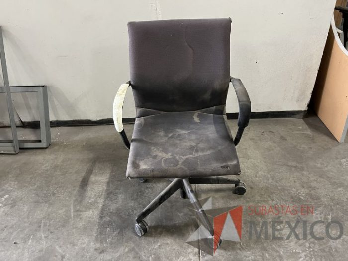 Lote 021 - Silla ejecutiva con ruedas, descansabrazos, asiento y respaldo en tela color gris - Imagen 3