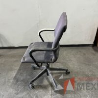 Lote 021 - Silla ejecutiva con ruedas, descansabrazos, asiento y respaldo en tela color gris - Imagen 4