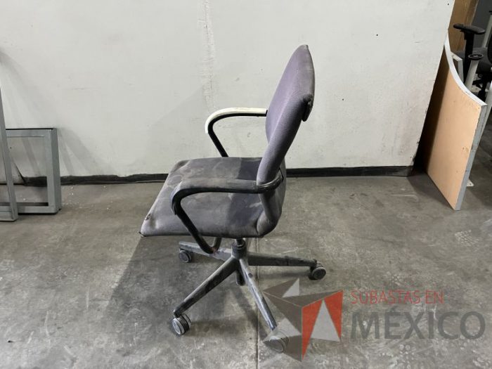 Lote 021 - Silla ejecutiva con ruedas, descansabrazos, asiento y respaldo en tela color gris - Imagen 4