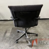 Lote 021 - Silla ejecutiva con ruedas, descansabrazos, asiento y respaldo en tela color gris - Imagen 5