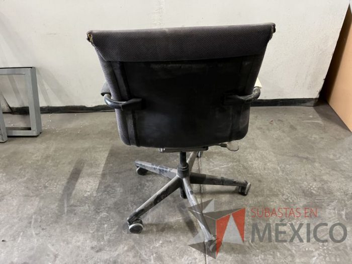 Lote 021 - Silla ejecutiva con ruedas, descansabrazos, asiento y respaldo en tela color gris - Imagen 5