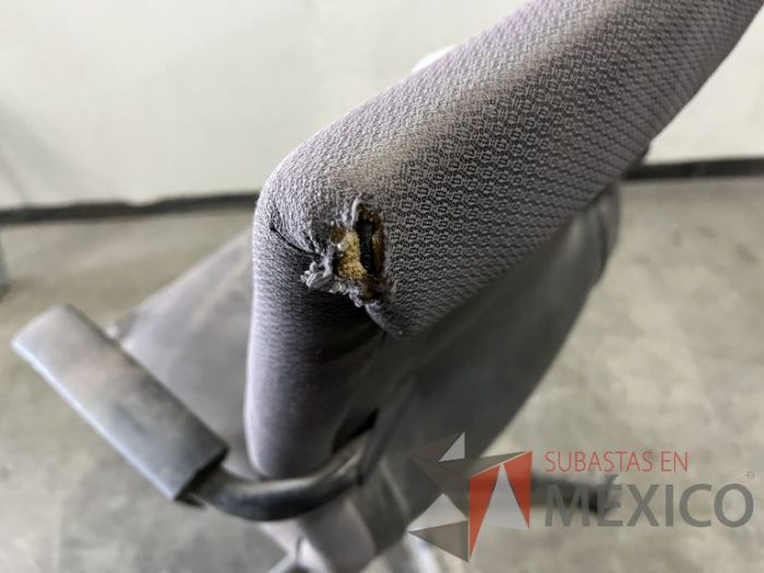 Lote 021 - Silla ejecutiva con ruedas, descansabrazos, asiento y respaldo en tela color gris - Imagen 6