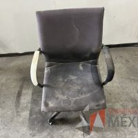 Lote 021 - Silla ejecutiva con ruedas, descansabrazos, asiento y respaldo en tela color gris - Imagen 7