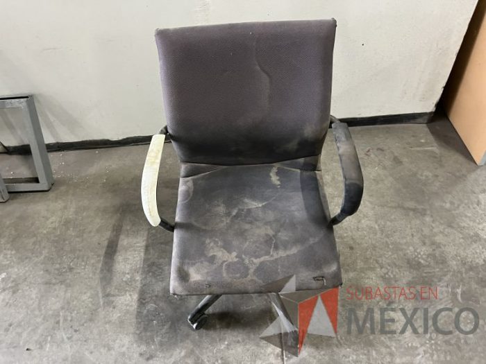 Lote 021 - Silla ejecutiva con ruedas, descansabrazos, asiento y respaldo en tela color gris - Imagen 7