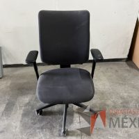 Lote 022 - 5 Sillas ejecutivas con ruedas, descansabrazos, asiento y respaldo en tela color azul