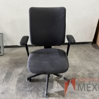 Lote 022 - 5 Sillas ejecutivas con ruedas, descansabrazos, asiento y respaldo en tela color azul - Imagen 3