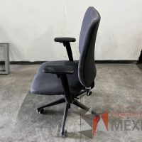 Lote 022 - 5 Sillas ejecutivas con ruedas, descansabrazos, asiento y respaldo en tela color azul - Imagen 4