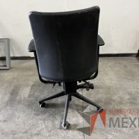 Lote 022 - 5 Sillas ejecutivas con ruedas, descansabrazos, asiento y respaldo en tela color azul - Imagen 5