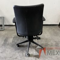 Lote 022 - 5 Sillas ejecutivas con ruedas, descansabrazos, asiento y respaldo en tela color azul - Imagen 6
