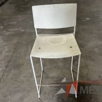 Lote 019 - 4 Sillas altas, descansapies, asiento y respaldo en plástico color blanco