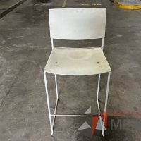 Lote 019 - 4 Sillas altas, descansapies, asiento y respaldo en plástico color blanco - Imagen 3