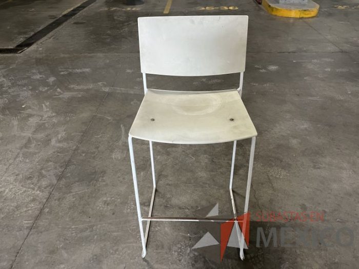 Lote 019 - 4 Sillas altas, descansapies, asiento y respaldo en plástico color blanco - Imagen 3