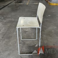 Lote 019 - 4 Sillas altas, descansapies, asiento y respaldo en plástico color blanco - Imagen 4