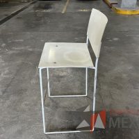 Lote 019 - 4 Sillas altas, descansapies, asiento y respaldo en plástico color blanco - Imagen 5