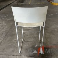 Lote 019 - 4 Sillas altas, descansapies, asiento y respaldo en plástico color blanco - Imagen 6