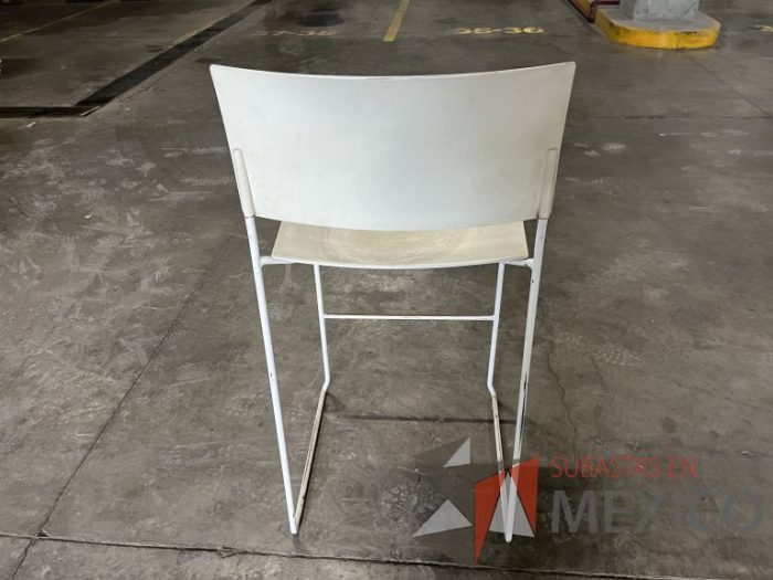 Lote 019 - 4 Sillas altas, descansapies, asiento y respaldo en plástico color blanco - Imagen 6