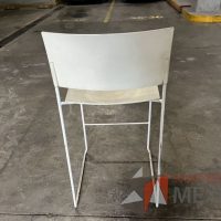 Lote 019 - 4 Sillas altas, descansapies, asiento y respaldo en plástico color blanco - Imagen 7