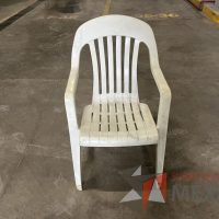 Lote 024 - 2 Sillas fijas, asiento y respaldo en plástico color blanco 