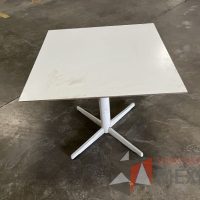 Lote 025 - 2 Mesas cuadradas, base metálica y cubierta color blanco  - Imagen 6