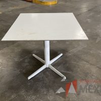 Lote 025 - 2 Mesas cuadradas, base metálica y cubierta color blanco 