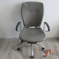 Lote 006 - Silla ejecutiva Herman Miller asiento y respaldo piel color gris