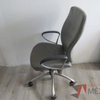 Lote 006 - Silla ejecutiva Herman Miller asiento y respaldo piel color gris - Imagen 4