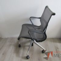 Lote 011 - Silla operativa con ruedas, descansa brazos, asiento y respaldo en malla color gris - Imagen 4
