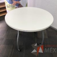 Lote 007 - Mesa redonda con 4 patas metálicas con ruedas y cubierta color blanco - Imagen 2