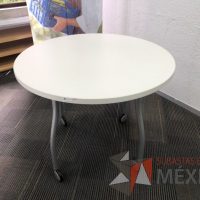 Lote 007 - Mesa redonda con 4 patas metálicas con ruedas y cubierta color blanco - Imagen 3