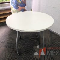 Lote 007 - Mesa redonda con 4 patas metálicas con ruedas y cubierta color blanco
